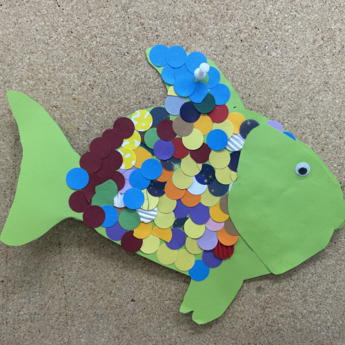 Regenbogenfische aus Tonpapier