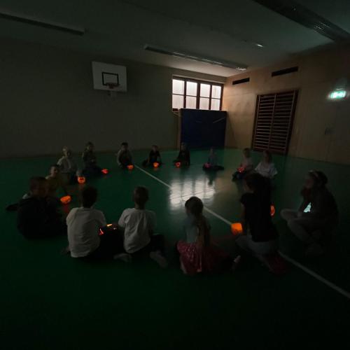 Kinder mit Kürbisse